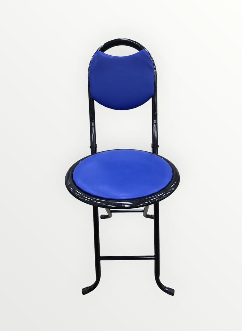 A folding chair with a padded seat and backrest, featuring a practical and comfortable design and a sturdy metal frame, suitable for everyday sitting and use at home, in the office, and in the hospitality industry. - Image 1