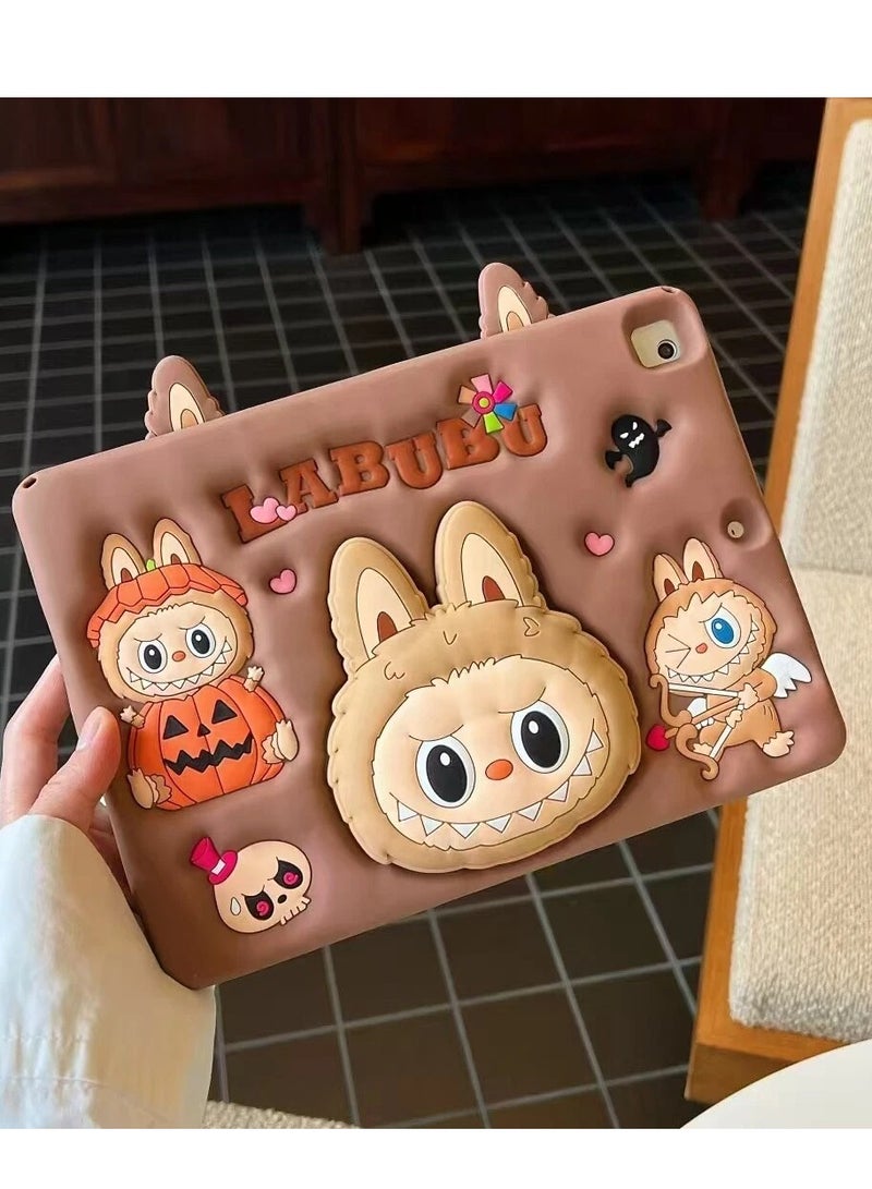 LABUBU غطاء حماية سيليكا للأطفال، غطاء مضاد للصدمات للأطفال، غطاء سيليكون لجهاز iPad Air 2/Air 1/ لجهاز iPad الجيل 5/6/ لجهاز iPad Pro 9.7 بوصة، غطاء كرتوني لطيف 3D ناعم للأولاد والبنات والمراهقين، غطاء كرتوني سيليكون 3D رائع - Image 3