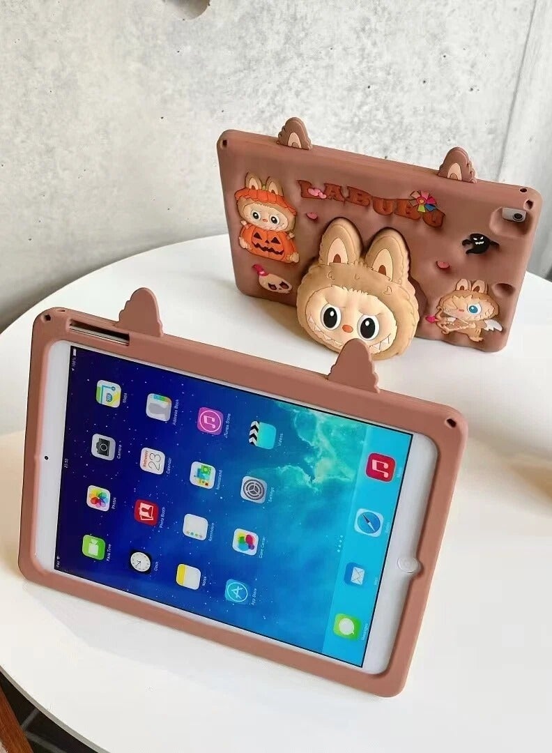 LABUBU غطاء حماية سيليكا للأطفال، غطاء مضاد للصدمات للأطفال، غطاء سيليكون لجهاز iPad Air 2/Air 1/ لجهاز iPad الجيل 5/6/ لجهاز iPad Pro 9.7 بوصة، غطاء كرتوني لطيف 3D ناعم للأولاد والبنات والمراهقين، غطاء كرتوني سيليكون 3D رائع - Image 5