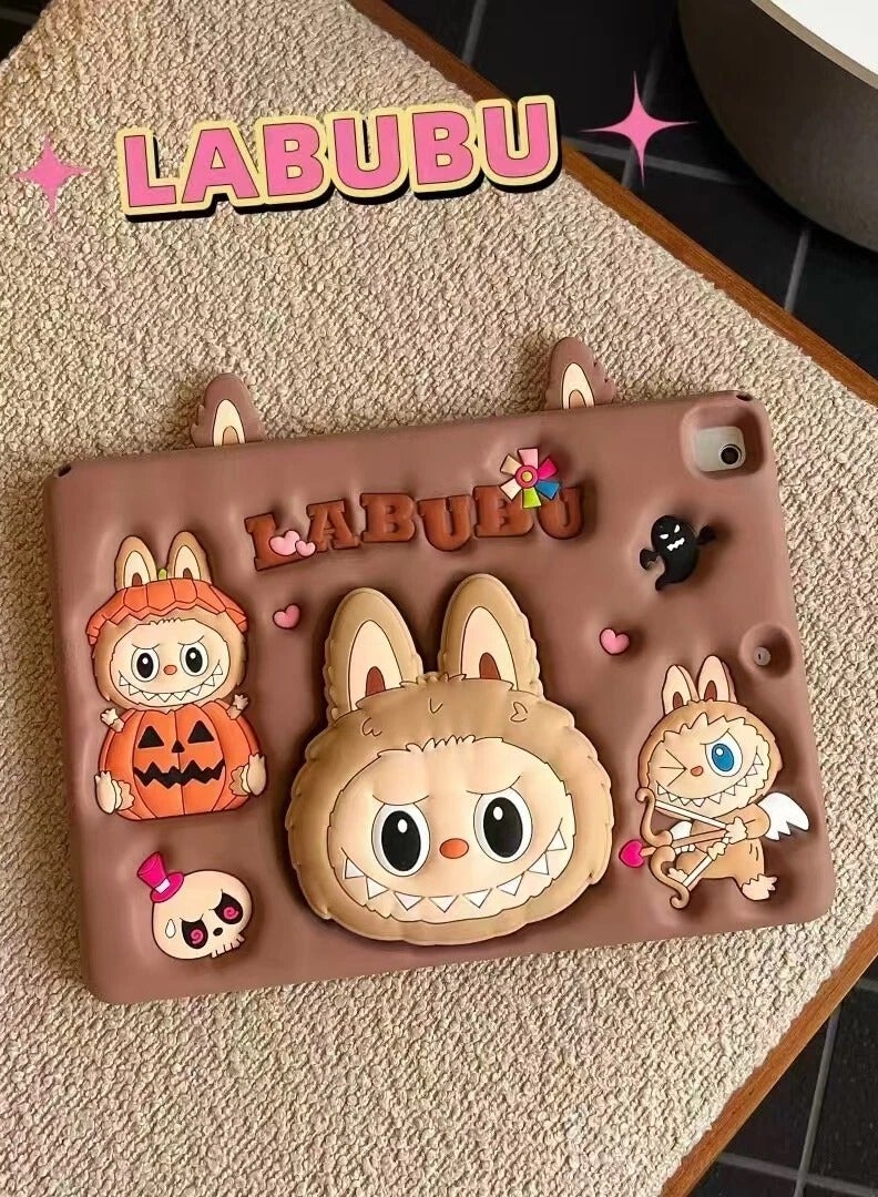 LABUBU غطاء حماية سيليكا للأطفال، غطاء مضاد للصدمات للأطفال، غطاء سيليكون لجهاز iPad Air 2/Air 1/ لجهاز iPad الجيل 5/6/ لجهاز iPad Pro 9.7 بوصة، غطاء كرتوني لطيف 3D ناعم للأولاد والبنات والمراهقين، غطاء كرتوني سيليكون 3D رائع - Image 4