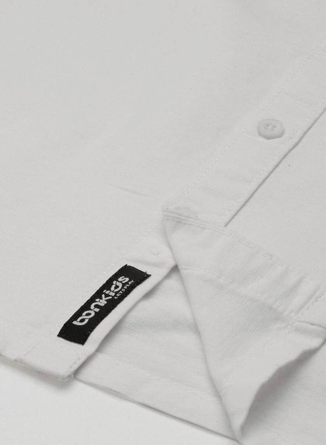 بونكيدز قمصان أولاد قطنية بقصة عادية بيضاء مزينة بنقوش، بياقة مستديرة وأكمام نصفية، مناسبة للمناسبات الكاجوال. - Image 5