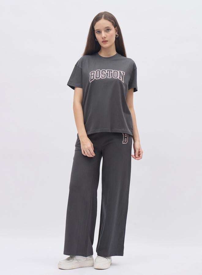 ستايلي طقم تي شيرت جرافيك بوكسي بالفحم وبنطلون جوجر واسع الأرجل - Image 2