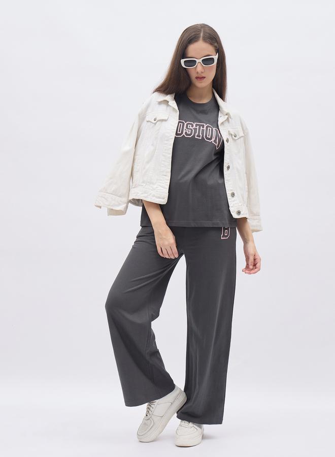 ستايلي طقم تي شيرت جرافيك بوكسي بالفحم وبنطلون جوجر واسع الأرجل - Image 1