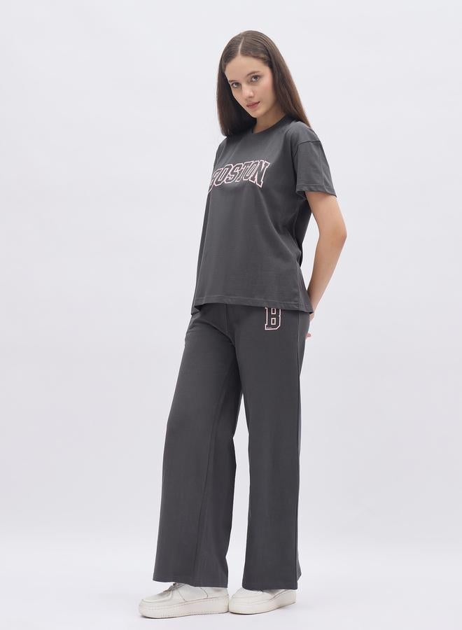ستايلي طقم تي شيرت جرافيك بوكسي بالفحم وبنطلون جوجر واسع الأرجل - Image 3
