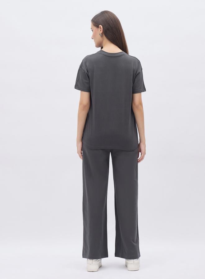 ستايلي طقم تي شيرت جرافيك بوكسي بالفحم وبنطلون جوجر واسع الأرجل - Image 5