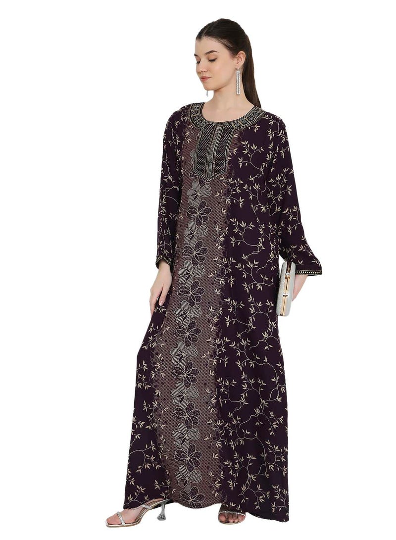هانا آند سارا جلابية أرجوانية داكنة مع لوحة زهور مركزية وفتحة رقبة مزينة - Image 4
