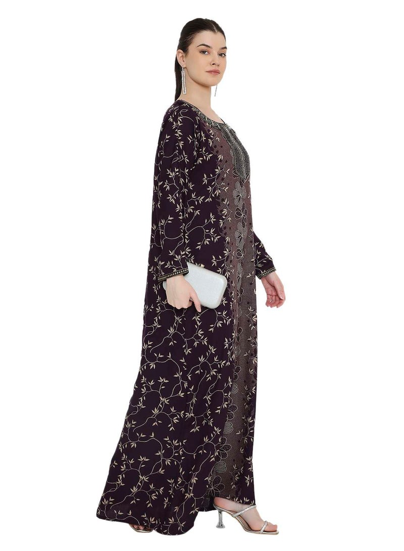 هانا آند سارا جلابية أرجوانية داكنة مع لوحة زهور مركزية وفتحة رقبة مزينة - Image 5