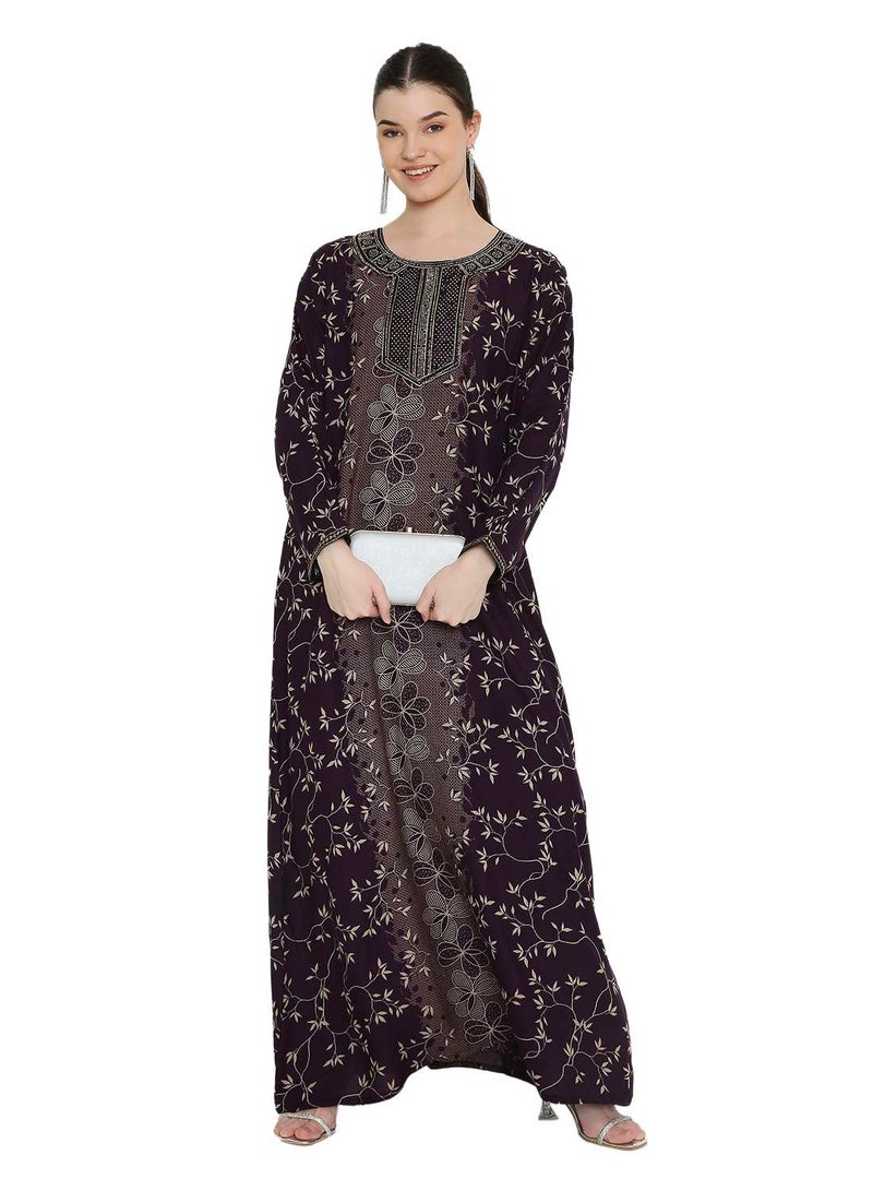 هانا آند سارا جلابية أرجوانية داكنة مع لوحة زهور مركزية وفتحة رقبة مزينة - Image 1