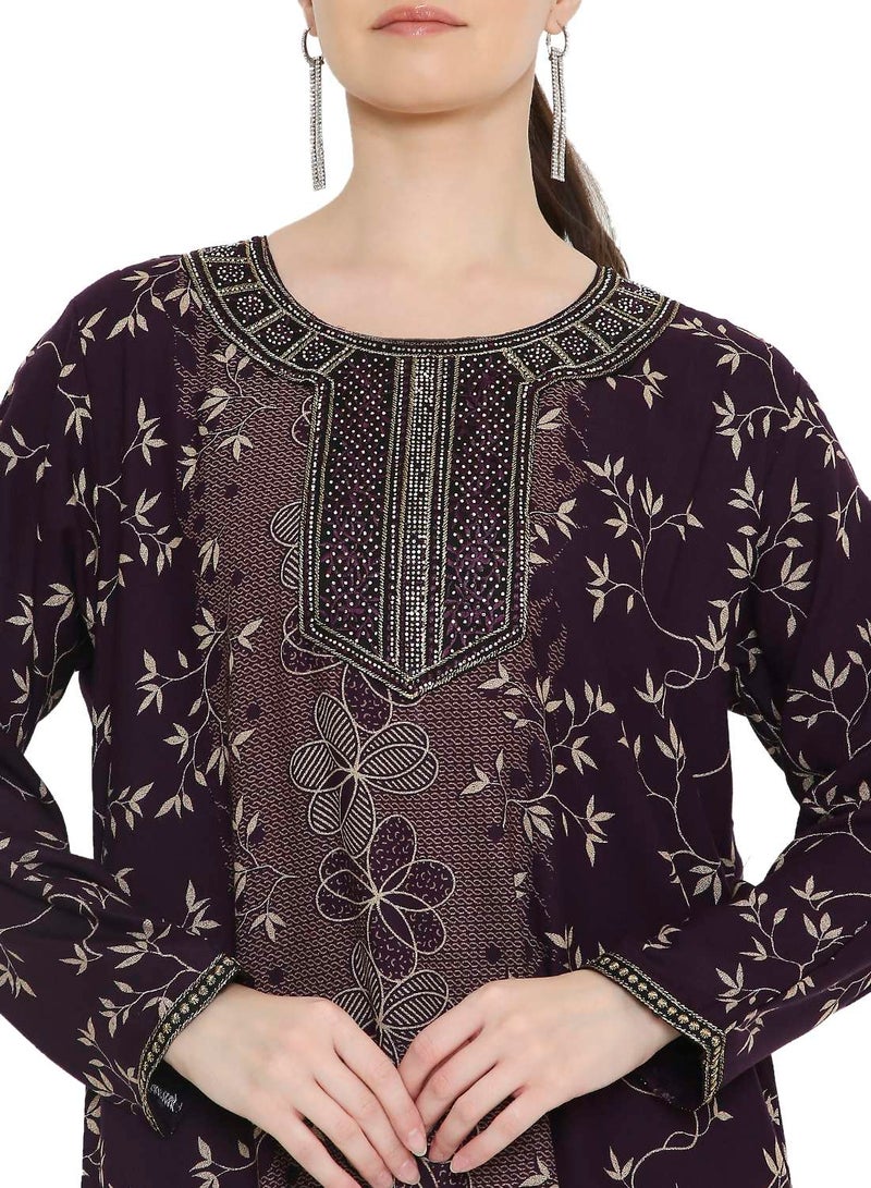 هانا آند سارا جلابية أرجوانية داكنة مع لوحة زهور مركزية وفتحة رقبة مزينة - Image 3