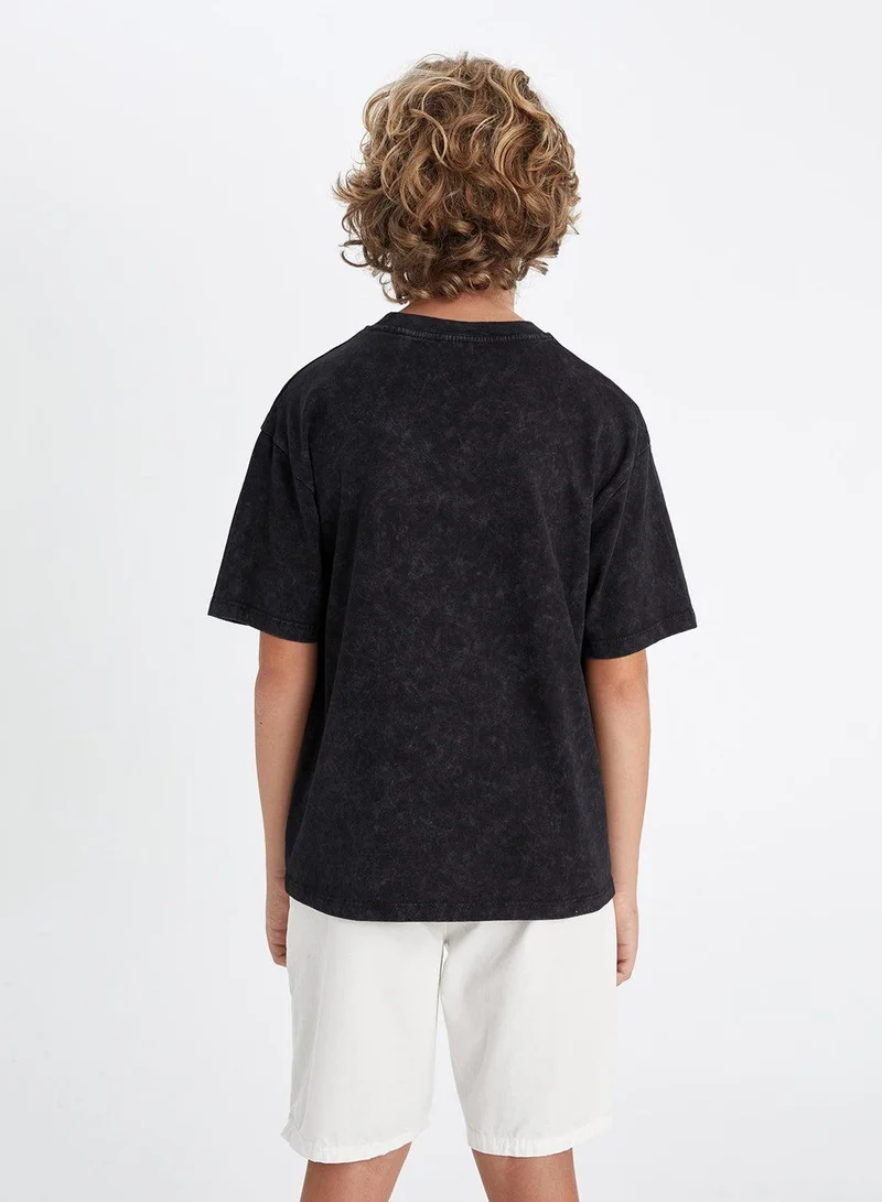 ديفاكتو تيشيرت بأكمام قصيرة بقصة واسعة وياقة دائرية وغسيل باهت