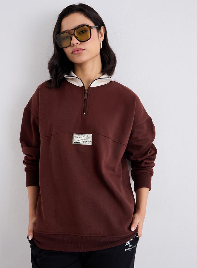 ستايلي سويت شيرت طويل بتفاصيل شارة - Image 5