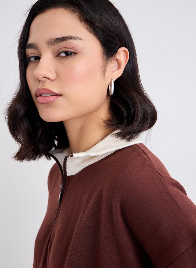 ستايلي سويت شيرت طويل بتفاصيل شارة - Image 3