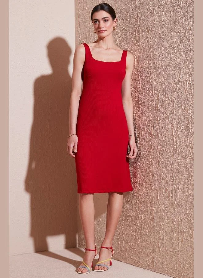 ليلا فستان نسائي ليلا بقصة ضيقة وياقة مربعة وأحزمة عريضة بطول متوسط