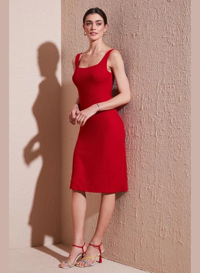 ليلا فستان نسائي ليلا بقصة ضيقة وياقة مربعة وأحزمة عريضة بطول متوسط