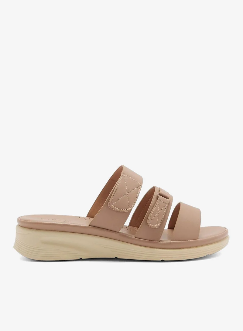 فينتشي صندل بكعب عريض متوسط الارتفاع وأشرطة متعددة