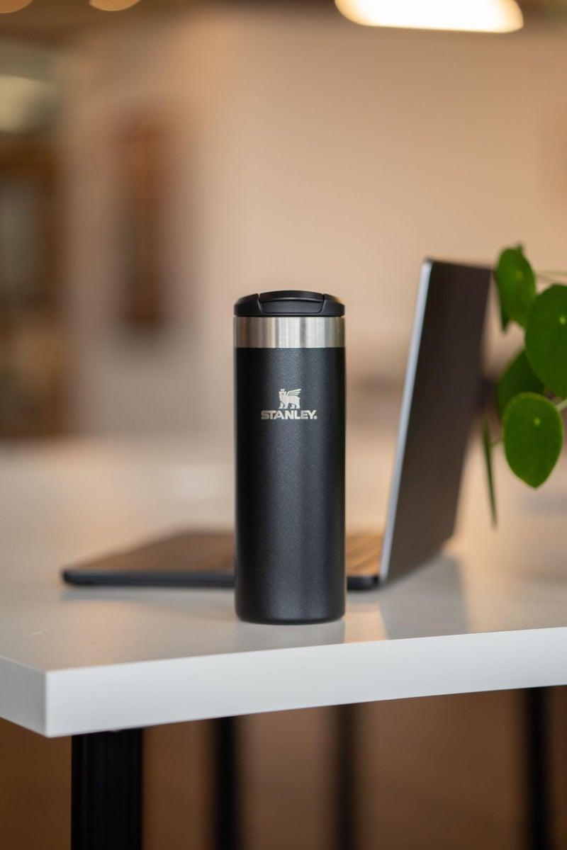 Stanley زجاجة ستانلي أيرو لايت للنقل 16 أونصة | غطاء شرب قفل | زجاجة ماء مقاومة للتسرب أو كوب سفر للقهوة | خفيف الوزن معزول من الفولاذ المقاوم للصدأ | خالي من BPA | رمادي - Image 2