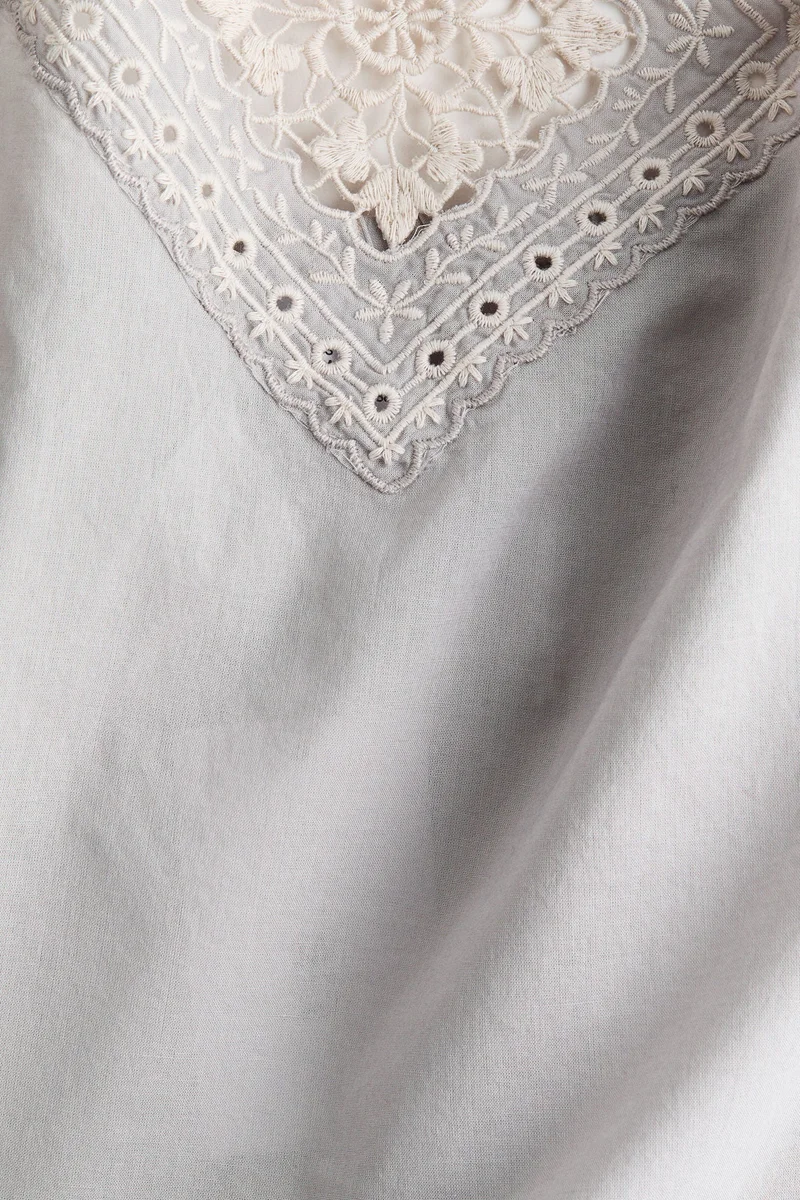 اتش اند ام بلوزة بياقة هالتر من القطن