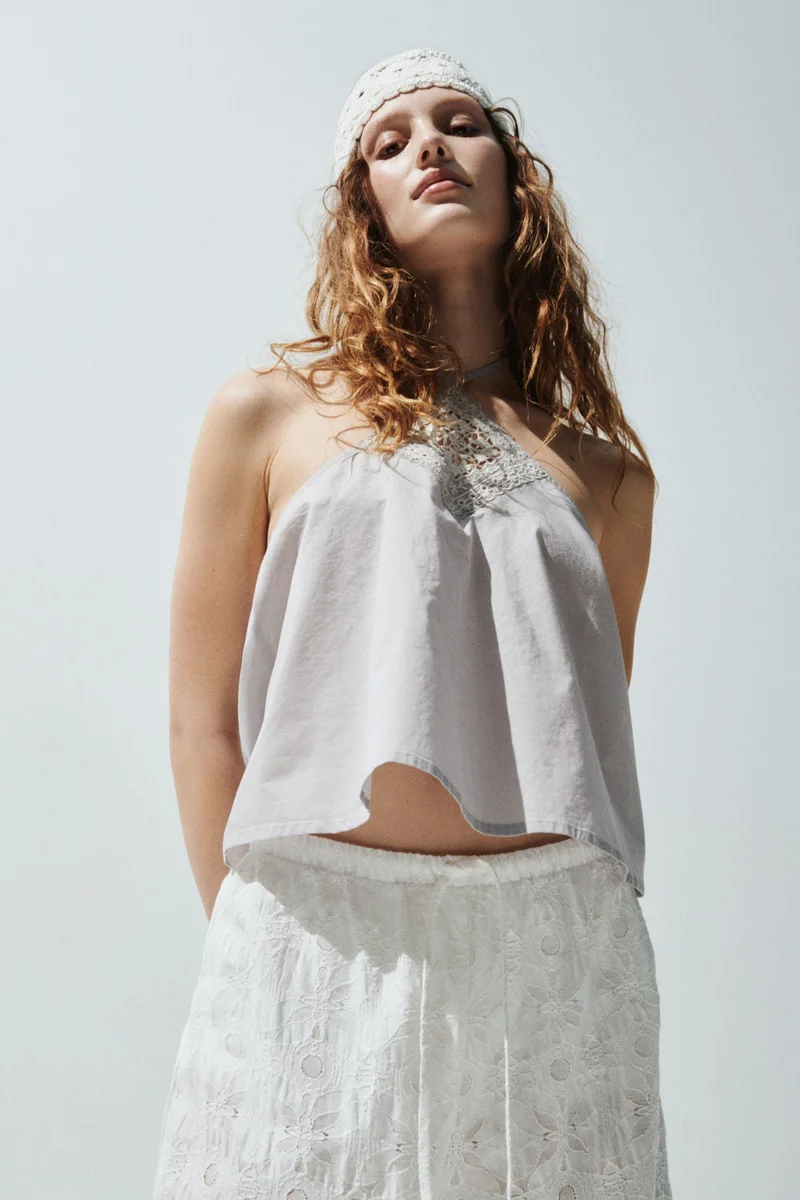 اتش اند ام بلوزة بياقة هالتر من القطن