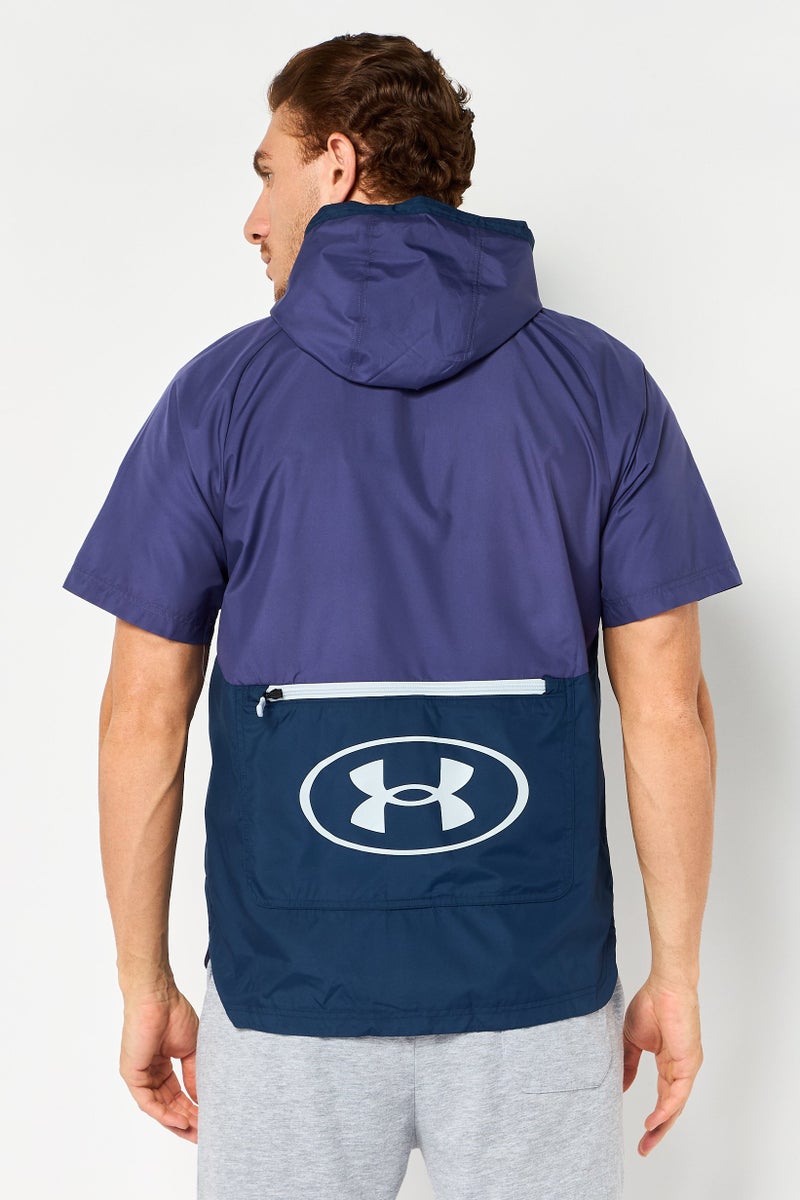 UNDER ARMOUR جاكيت خارجي بغطاء رأس للرجال بقصة فضفاضة وأكمام قصيرة، بنفسجي - Image 3