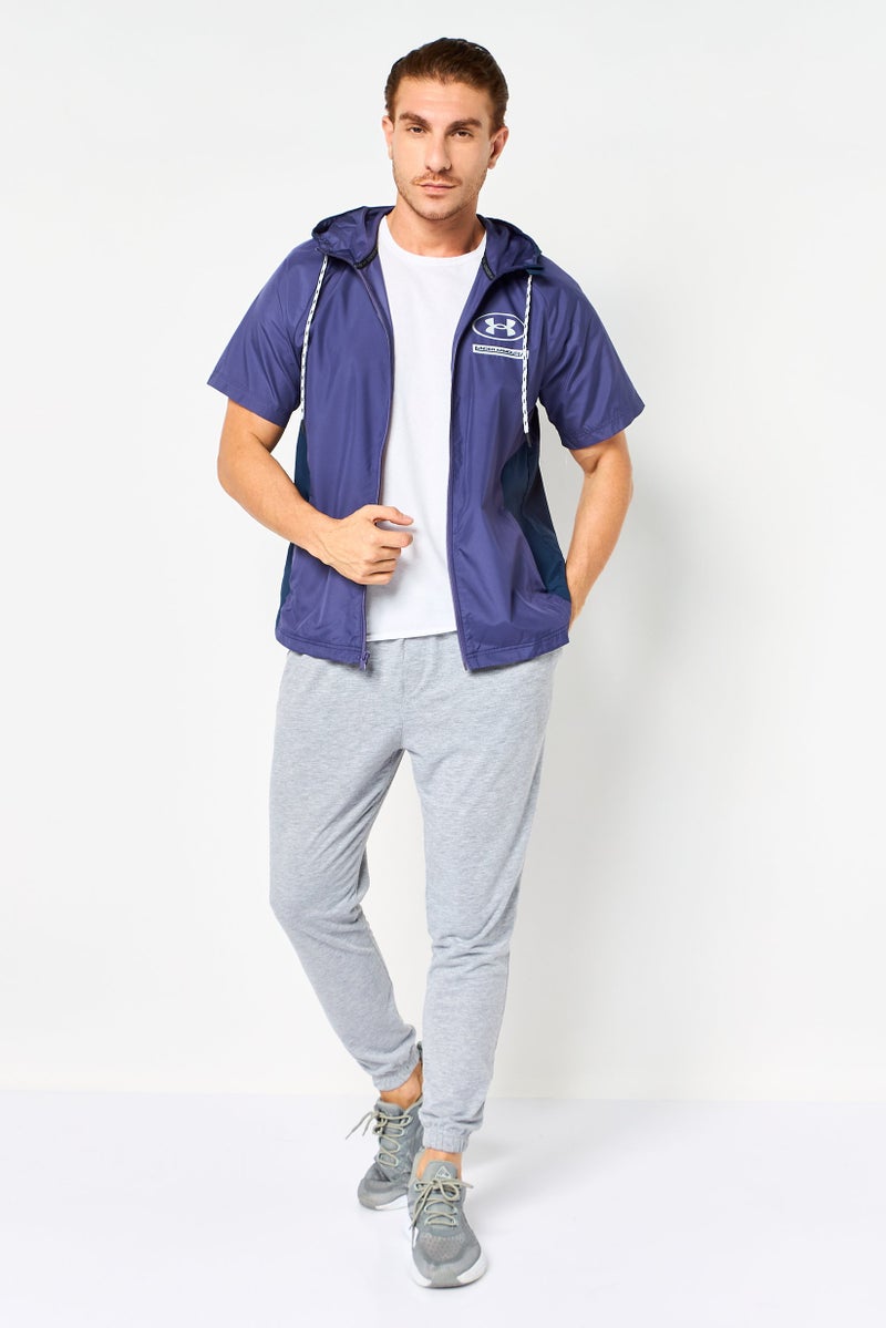 UNDER ARMOUR جاكيت خارجي بغطاء رأس للرجال بقصة فضفاضة وأكمام قصيرة، بنفسجي - Image 4
