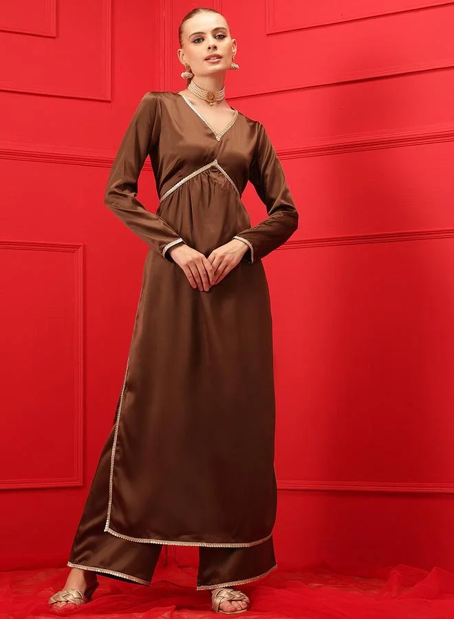 STREET 9 طقم كورتا ساتان مستقيمة بياقة على شكل حرف  من ستريت