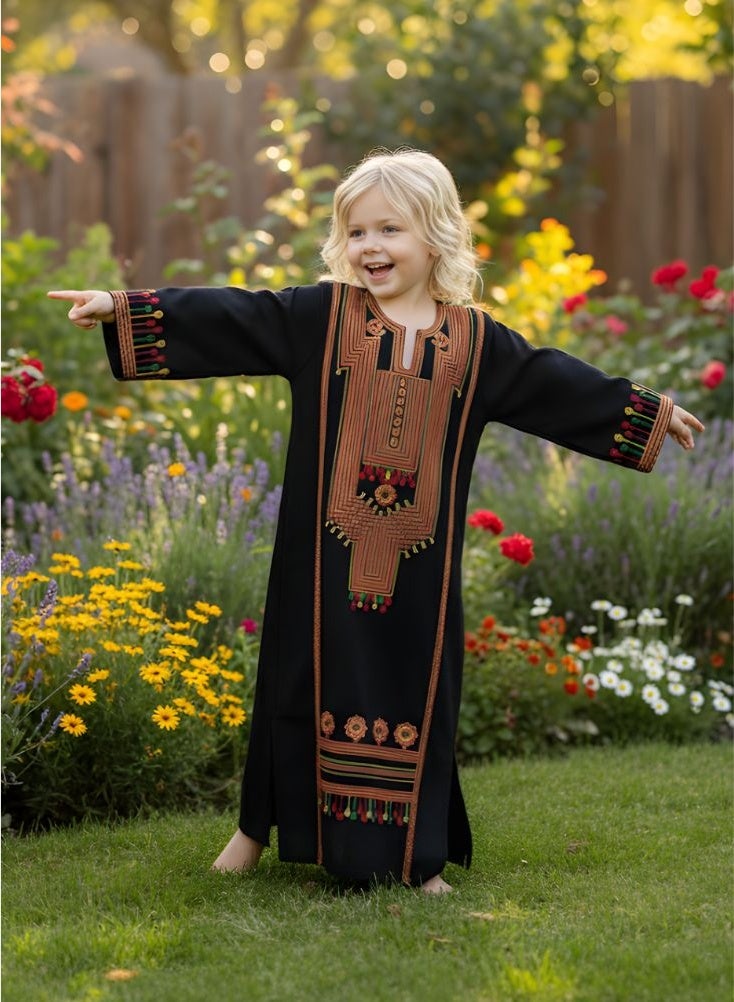 بريميم فستان جلابية ماكسي مطرز من عسيري كيدز - فستان طويل مستوحى من التراث السعودي التقليدي مع تطريز يدوي للاحتفال بيوم تأسيس المملكة العربية السعودية - Image 1