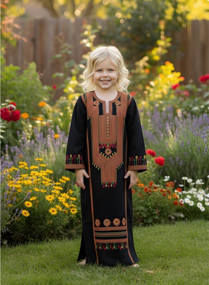 بريميم فستان جلابية ماكسي مطرز من عسيري كيدز - فستان طويل مستوحى من التراث السعودي التقليدي مع تطريز يدوي للاحتفال بيوم تأسيس المملكة العربية السعودية - Image 2