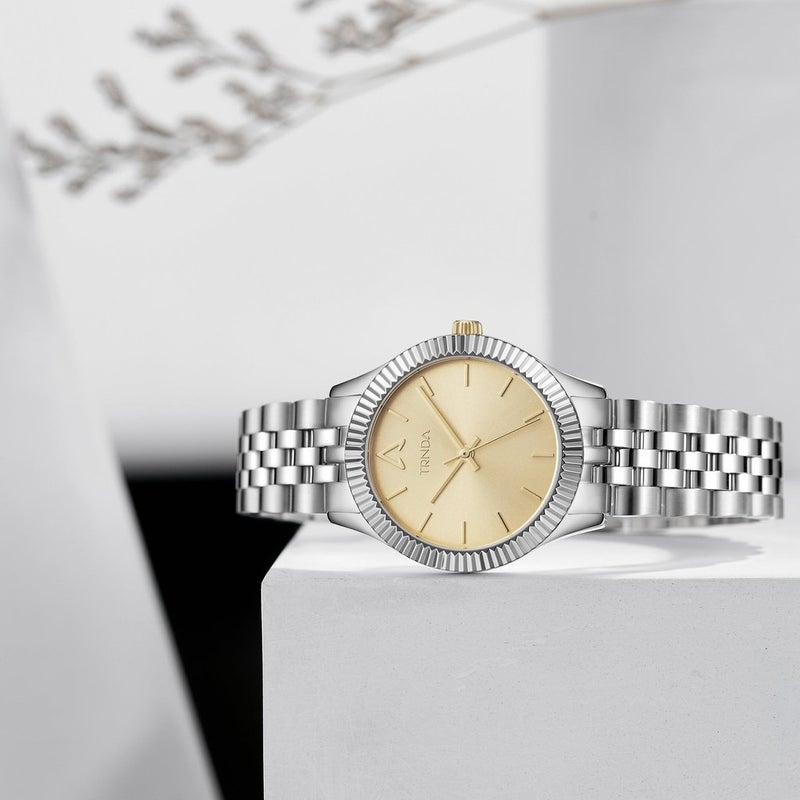 ترندا ساعة نسائية من TRNDA بهيكل من الفولاذ المقاوم للصدأ الفضي وسوار من الفولاذ المقاوم للصدأ الفضي - Image 5