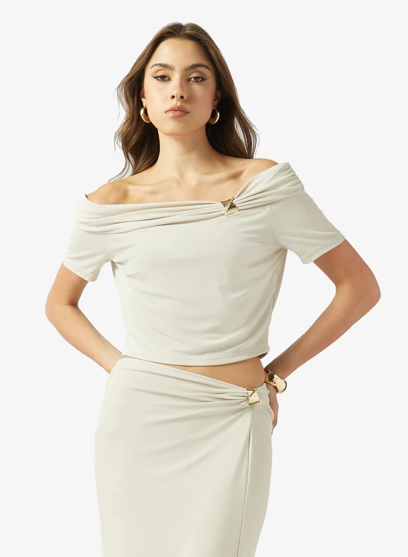 جس بلوزة محبوكة بكتف مكشوف