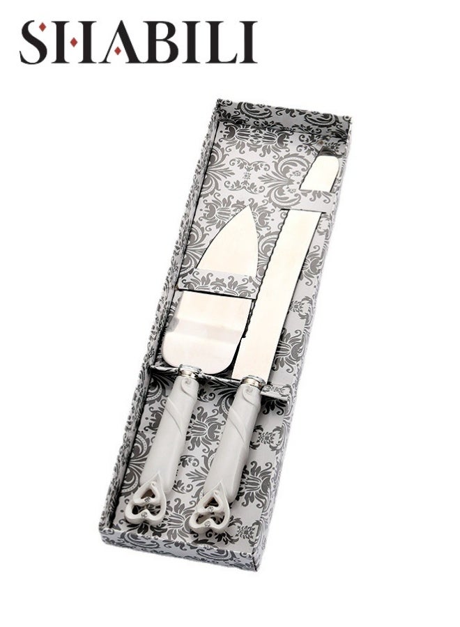 شبيلي طقم تقديم سكاكين الكيك من قطعتين، سكين ومجرفة أدوات مائدة الكيك مع أدوات باروكية حرفية، أدوات فضية من الفولاذ المقاوم للصدأ لحفلات الزفاف والخطوبة وأعياد الميلاد - Image 1