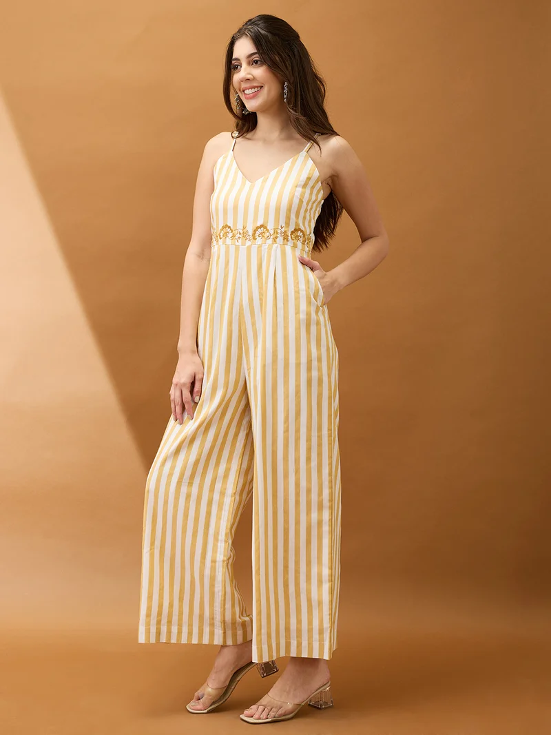 جلو باص جمبسوت نسائي واسع الساق مخطط باللون الأصفر بياقة على شكل حرف  وحمالات مطرزة