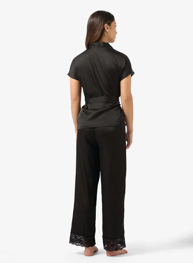 جينجر طقم بيجامة وبلوزة ساتان ملفوفة بحزام وتفاصيل دانتيل