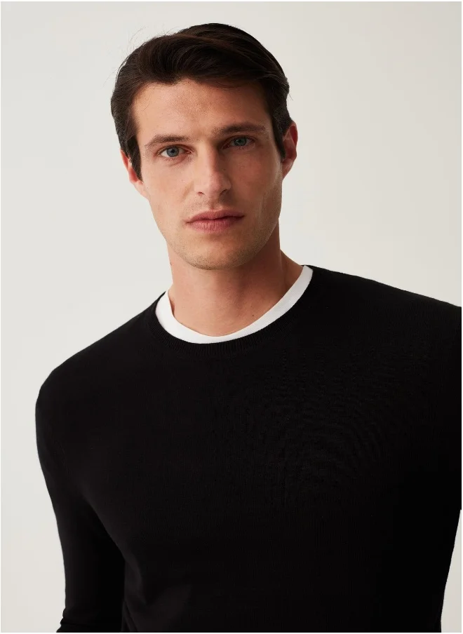 او في اس Round neck pullover