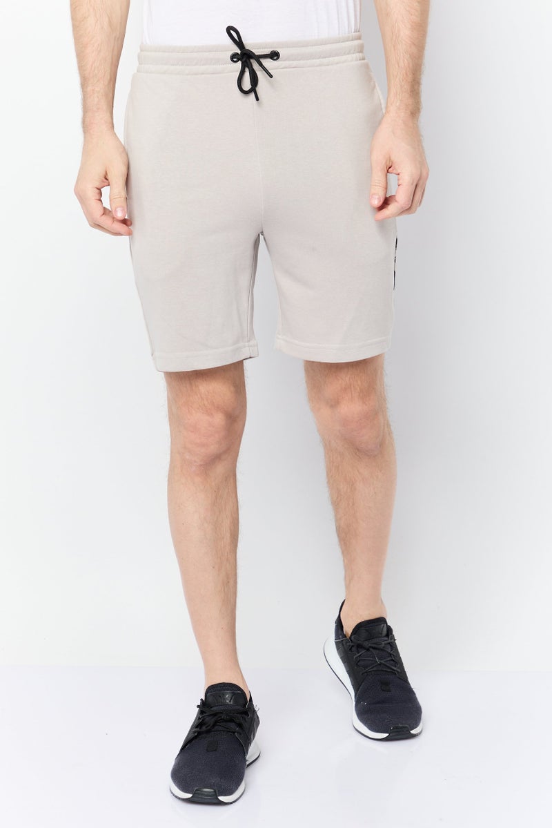 TapouT شورتات أساسية بسحب الحبل للرجال بشعار العلامة التجارية، رمادي فاتح - Image 1