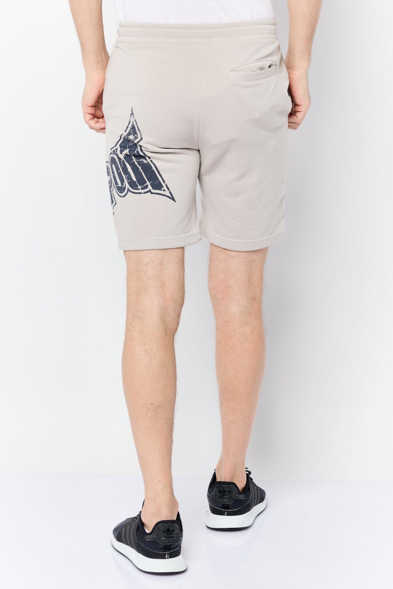 TapouT شورتات أساسية بسحب الحبل للرجال بشعار العلامة التجارية، رمادي فاتح - Image 4