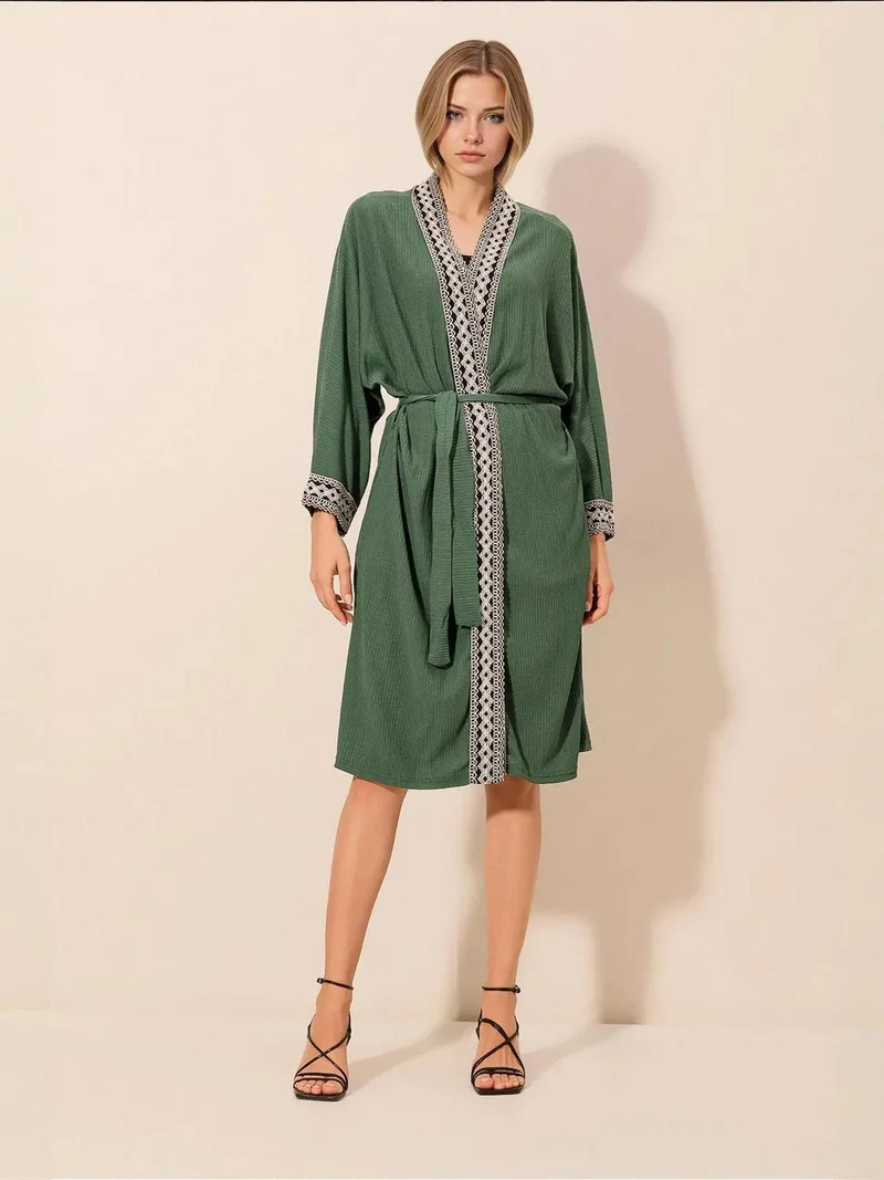 بيغ دارت كيمونو طويل مطرز بياقة شال من