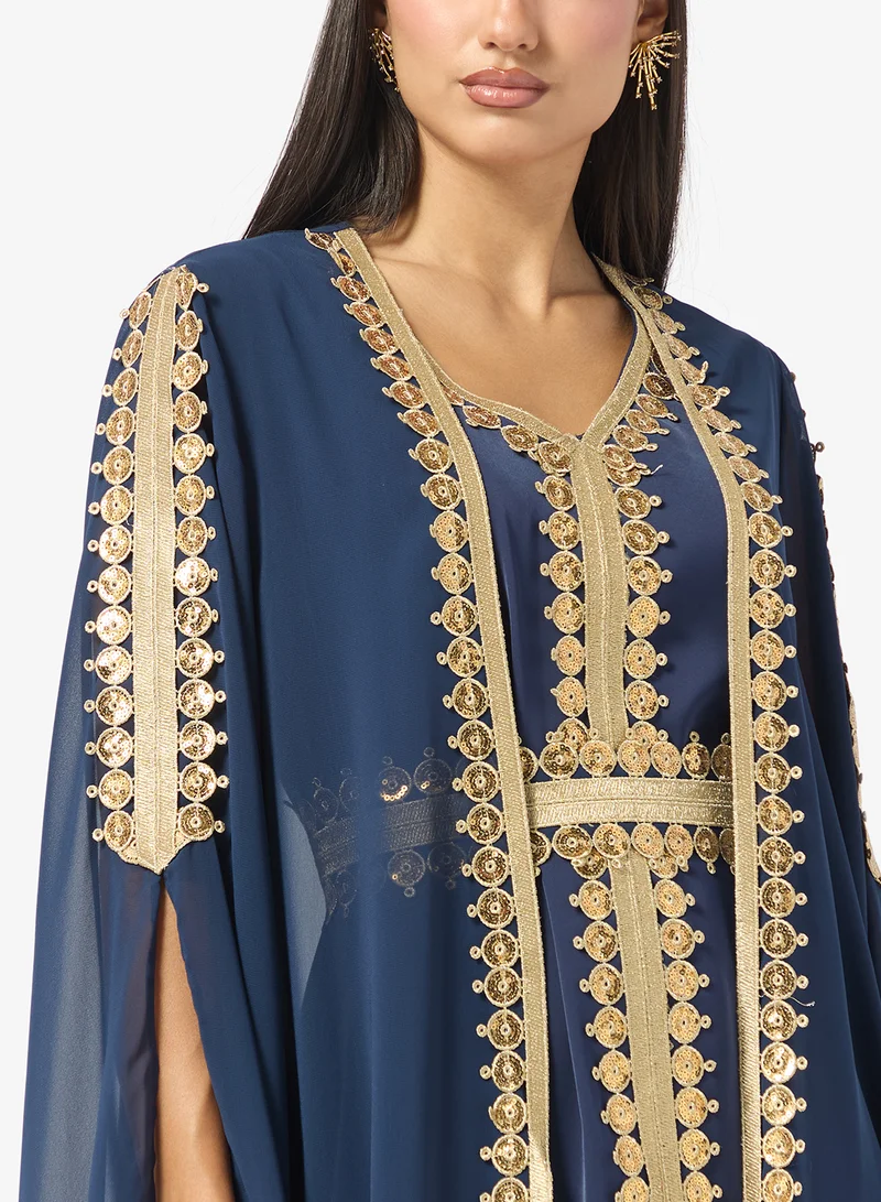 خزانة عباءة مطرزة