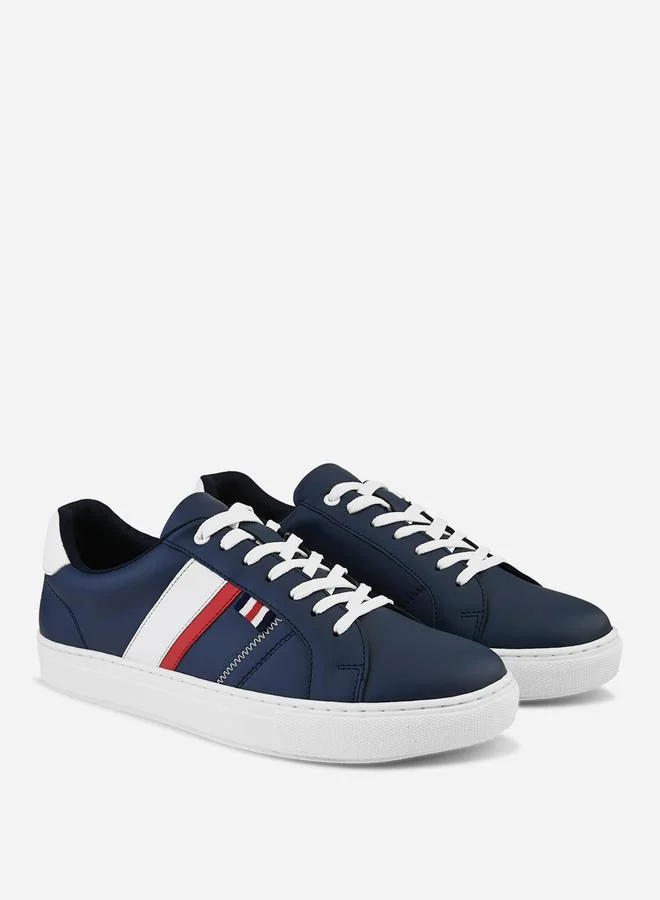 ستايلي حذاء رياضي برباط مسطح من Stripe Flatform