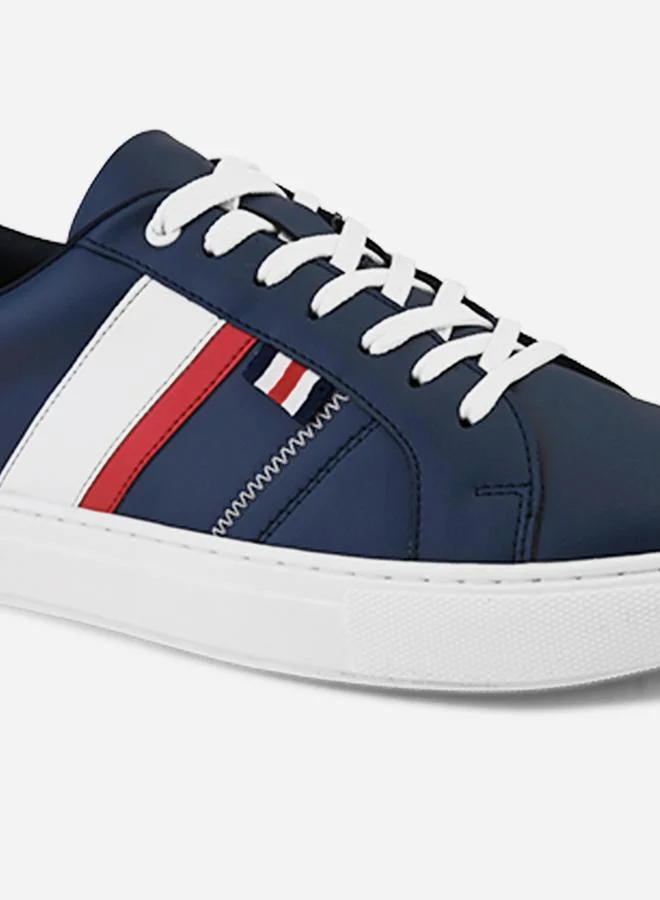 ستايلي حذاء رياضي برباط مسطح من Stripe Flatform