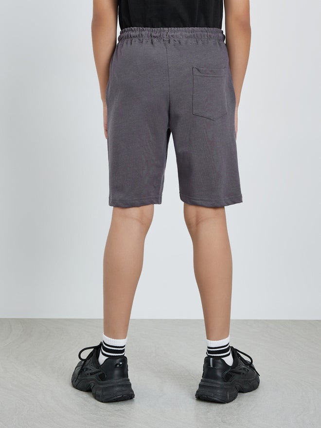 Styli Boys Solid Drawstring Waist Shorts with Badge Detail - Image 4