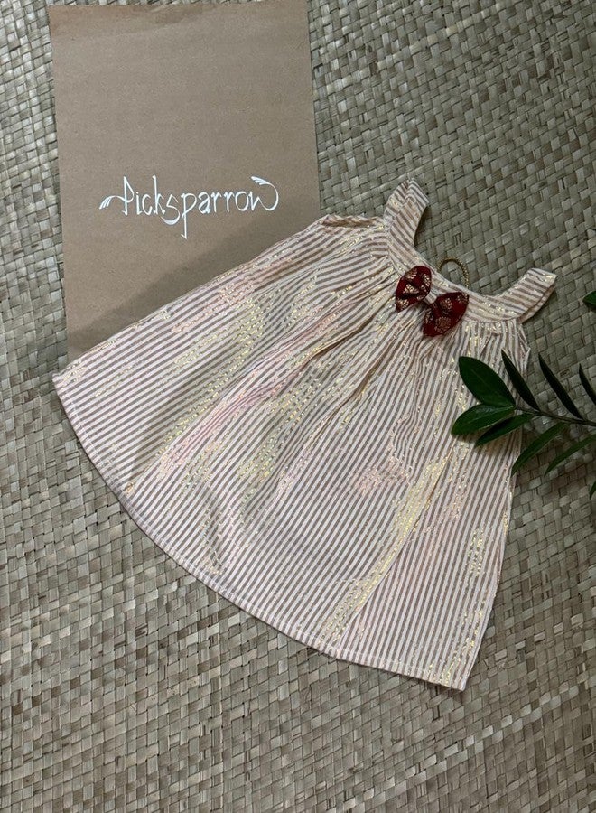 Picksparrow فستان قطني للبنات من بيكسبارو / فستان تقليدي بطول الركبة / فستان كيرالا كاسافو (مخطط - رقبة على شكل حرف U) (3-6 أشهر)، ذهبي - Image 2