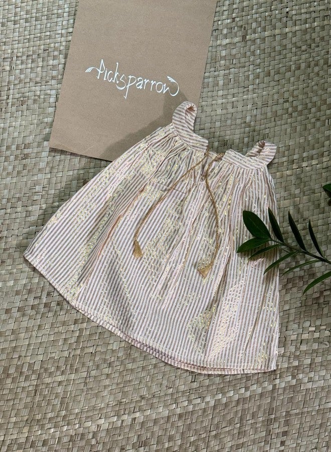 Picksparrow فستان قطني للبنات من بيكسبارو / فستان تقليدي بطول الركبة / فستان كيرالا كاسافو (مخطط - رقبة على شكل حرف U) (3-6 أشهر)، ذهبي - Image 3