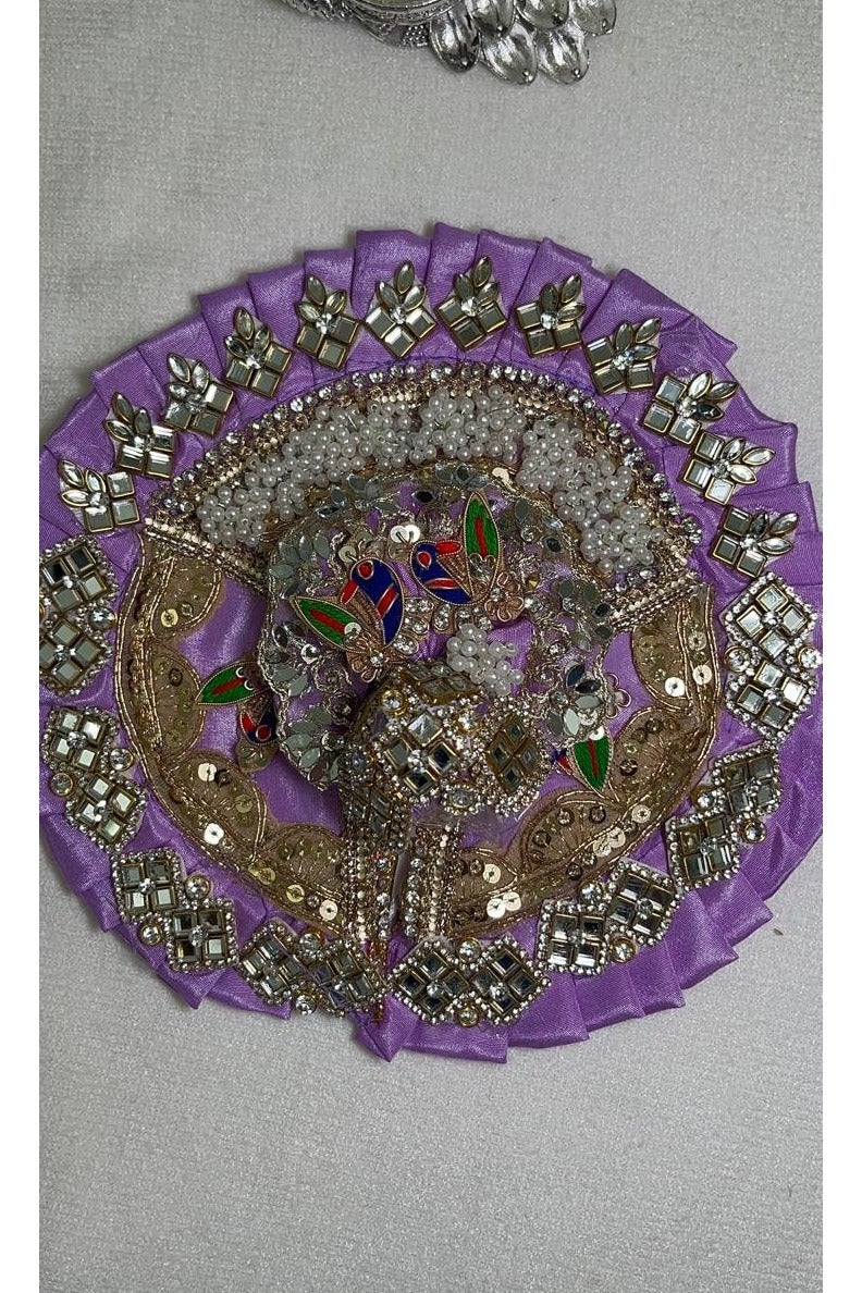 لادو جوبال بوشاك، كريشنا بوشاك مع باجدي / فستان أرجواني متناسق مع زخارف الكريستال واللؤلؤ، الزي الديني التقليدي؛ حجم بوشاك 6 بوصات.