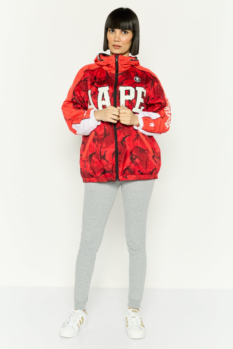 Aape BY *A BATHING APE® جاكيت واقي من الرياح بتصميم تمويه للنساء، مجموعة حمراء - Image 2