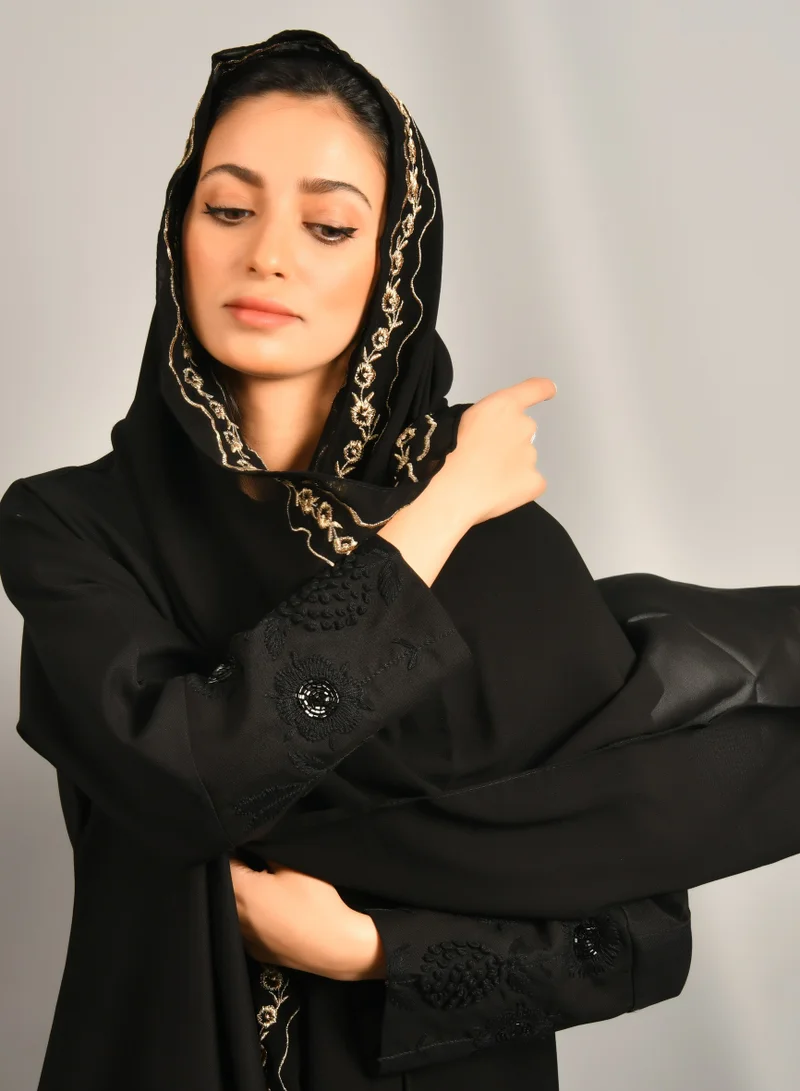 عبايات حوراء طرحه سوداء بخطين عشوائين بلون ذهبي يتوسطهما زهور ذهبية