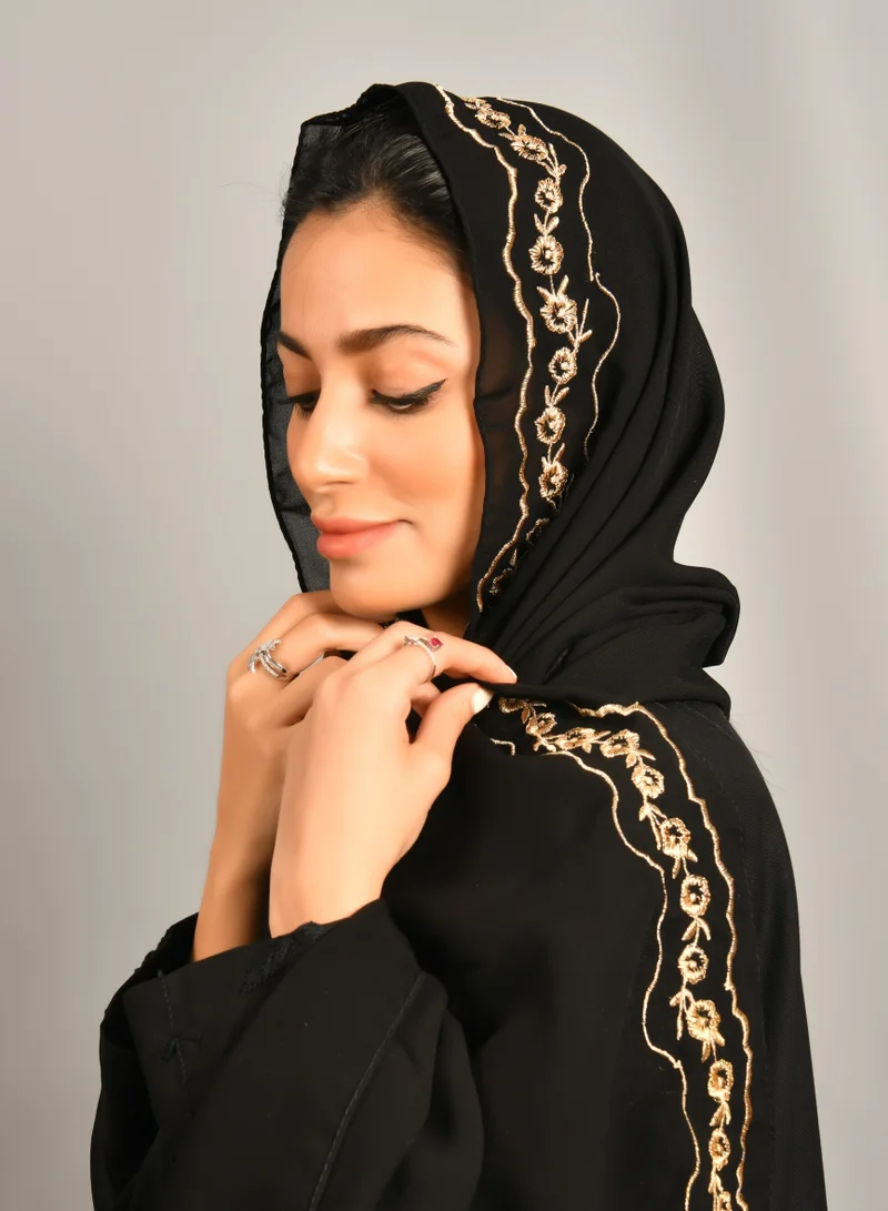 عبايات حوراء طرحه سوداء بخطين عشوائين بلون ذهبي يتوسطهما زهور ذهبية