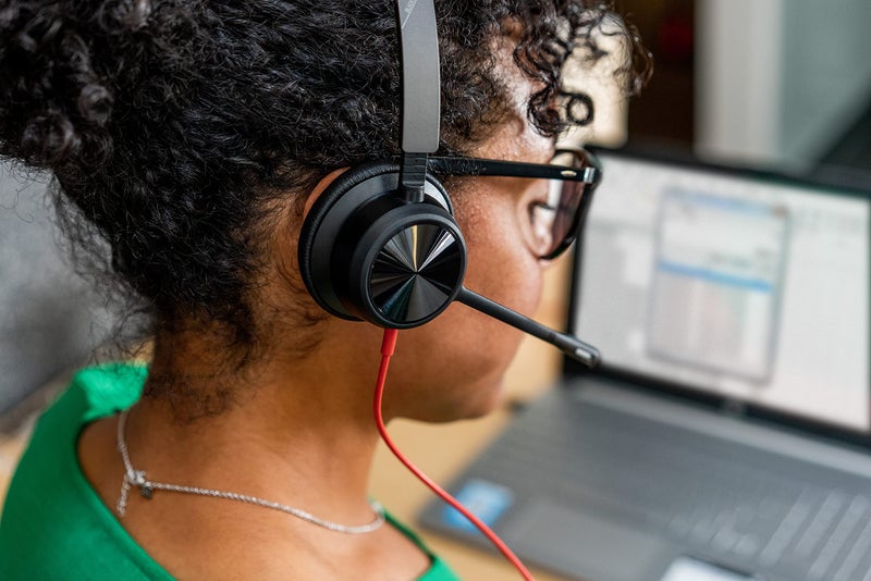 Poly بلانترونيكس بولي - سماعة رأس سلكية بلاكواير 8225 مع ميكروفون بوم مزدوج الأذن (ستيريو) - سماعة كمبيوتر - USB-A للاتصال بجهاز الكمبيوتر/ماك - إلغاء الضوضاء النشط - تعمل مع تيمز (معتمدة)، زوم والمزيد - Image 5