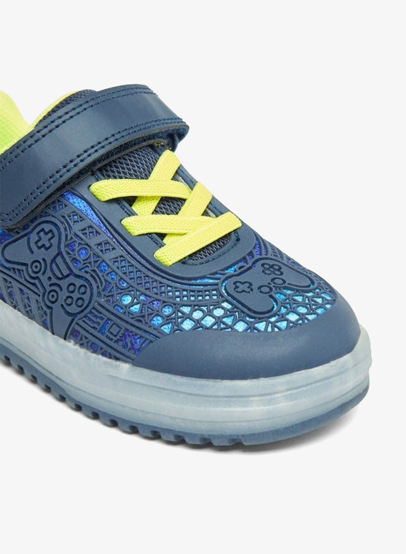 جونيورز سنيكرز بنقوش مع إغلاق بشريط لاصق - Image 4