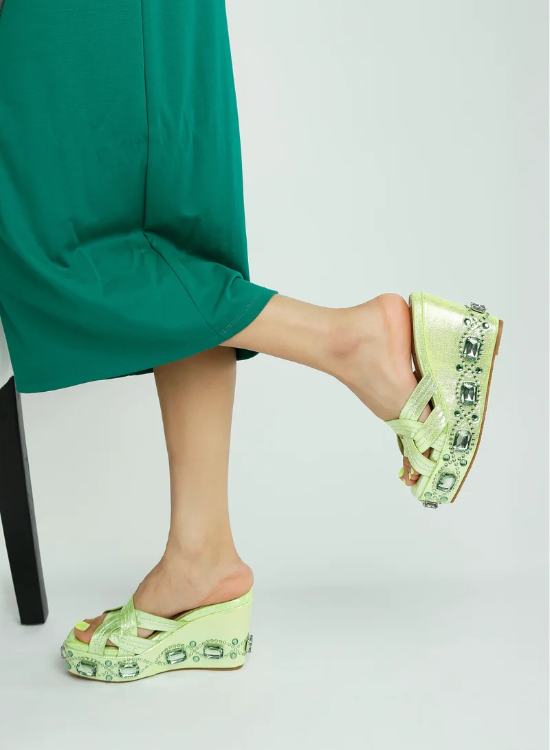 لندن راج صندل سميك مزين بالماس وأحجار الراين باللون الأخضر الليموني