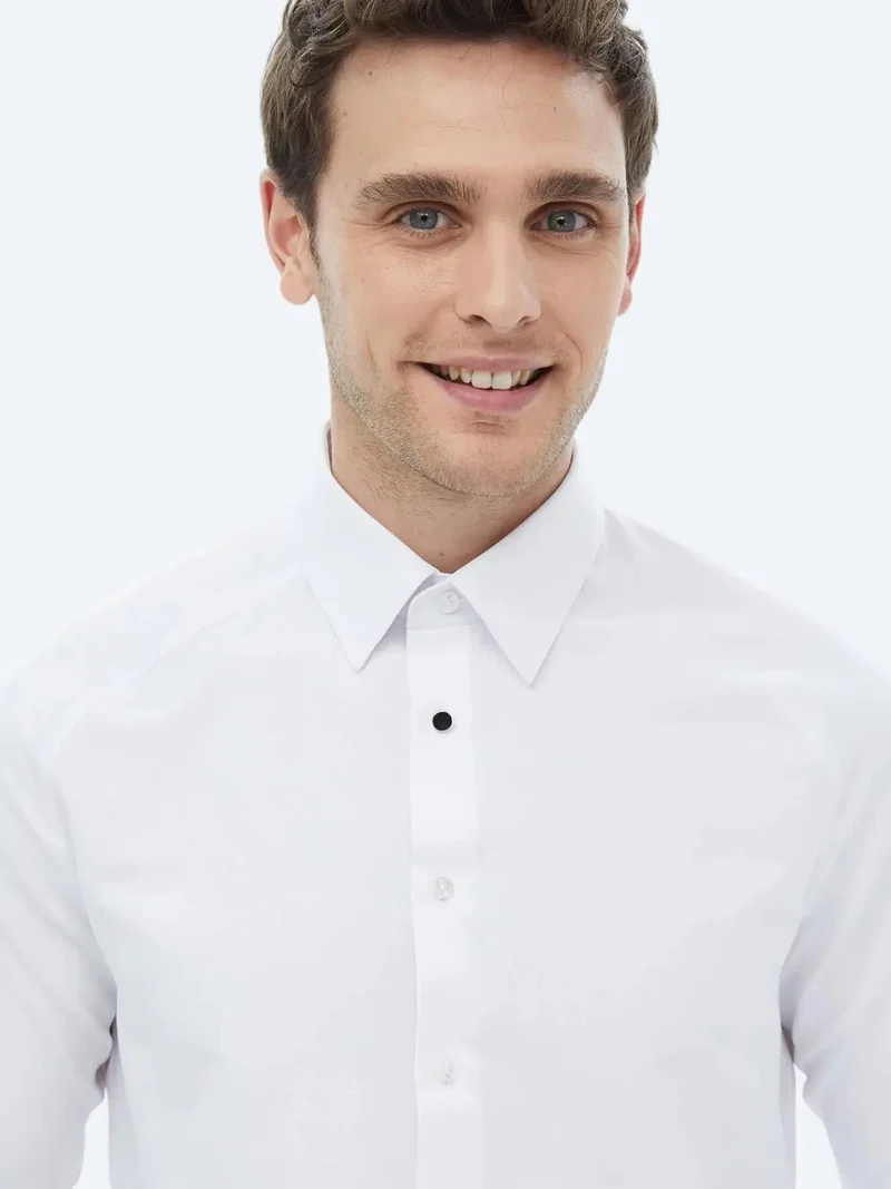 كيب قميص أبيض بقصة عادية مصنوع من مزيج القطن الكلاسيكي